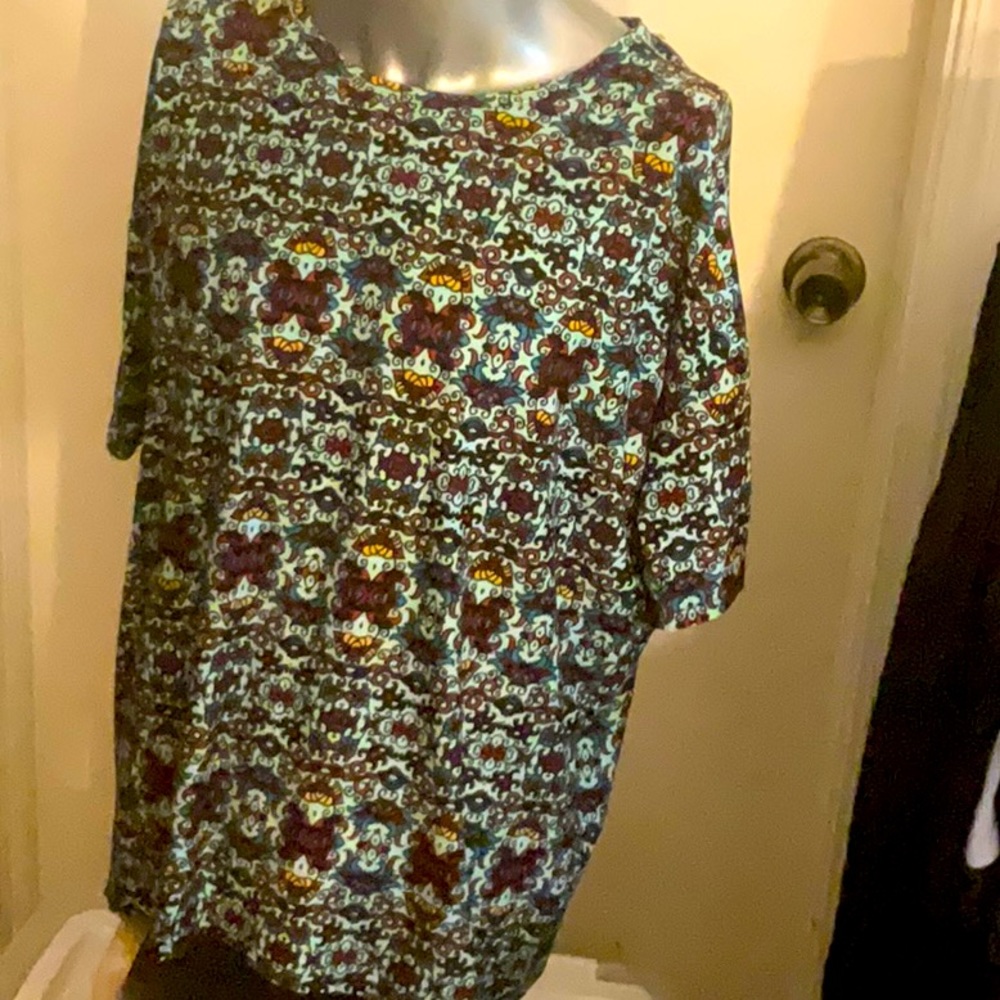 LuLaRoe size small tunic top. Simply comfortable high/low top.